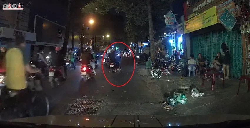 Trước đó, người đàn ông xin "đểu" này ngồi sau xe của một thanh niên chở chạy trên đường Tô Hiến Thành. Ảnh chụp từ clip Trước đó, người đàn ông xin "đểu" này ngồi sau xe của một thanh niên chở chạy trên đường Tô Hiến Thành. Ảnh chụp từ clip