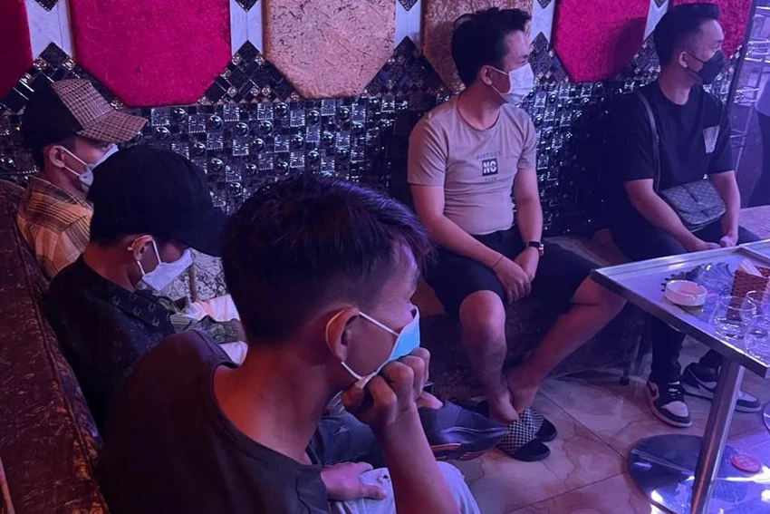 Công an quận Tân Phú ập vào quán bar phát hiện sáu người dương tính với ma túy. Ảnh: CA Công an quận Tân Phú ập vào quán bar phát hiện sáu người dương tính với ma túy. Ảnh: CA