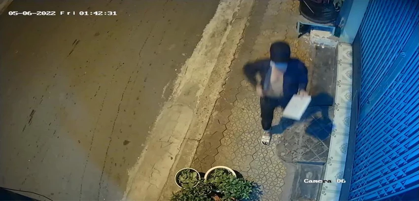 Người này sau đó tẩu thoát. Ảnh chụp từ clip Người này sau đó tẩu thoát. Ảnh chụp từ clip