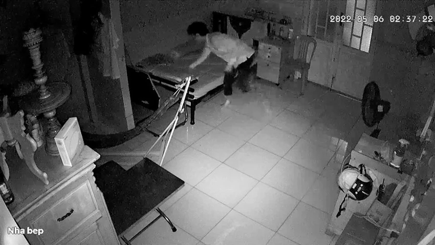 Người này vào trong, lục tìm lấy tài sản. Ảnh chụp từ clip Người này vào trong, lục tìm lấy tài sản. Ảnh chụp từ clip