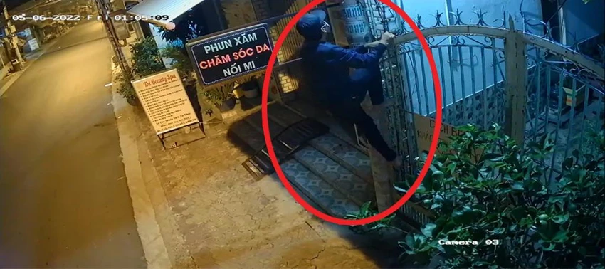 Người đàn ông leo hàng rào, đột nhập căn nhà ba tầng để trộm. Ảnh chụp từ clip Người đàn ông leo hàng rào, đột nhập căn nhà ba tầng để trộm. Ảnh chụp từ clip