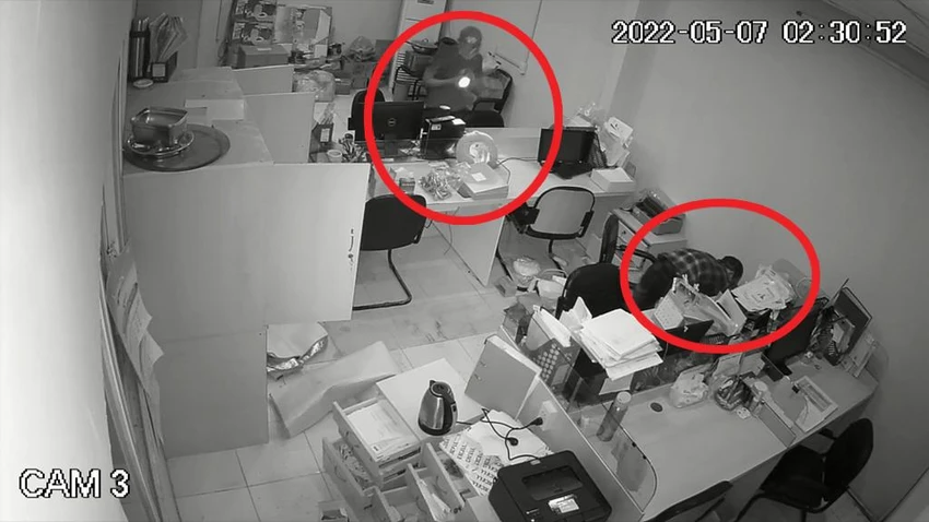 Sau nhiều lần tìm kiếm, nhóm bốn thanh niên mang tài sản ra ngoài. Ảnh: Chụp từ clip Sau nhiều lần tìm kiếm, nhóm bốn thanh niên mang tài sản ra ngoài. Ảnh: Chụp từ clip