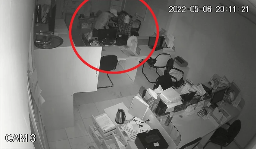 Nhóm này thản nhiên lục tìm tài sản. Ảnh: Chụp từ clip Nhóm này thản nhiên lục tìm tài sản. Ảnh: Chụp từ clip