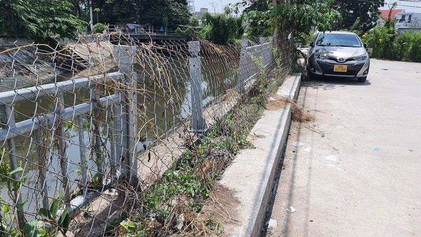 Trong khi đó, nhiều đoạn kênh cũng bị thiếu lan can. Ảnh: HT
