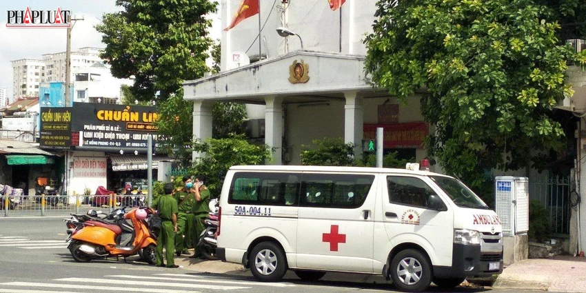 Lực lượng khám nghiệm pháp y xuống hiện trường làm rõ. Ảnh: NT Lực lượng khám nghiệm pháp y xuống hiện trường làm rõ. Ảnh: NT
