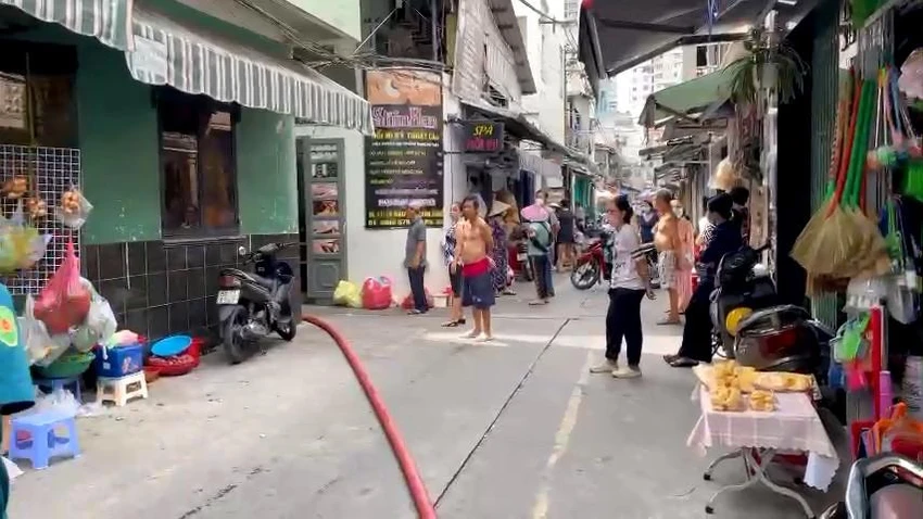 Vụ cháy khiến người dân khu vực gặp một phen náo loạn. Ảnh: CA Vụ cháy khiến người dân khu vực gặp một phen náo loạn. Ảnh: CA