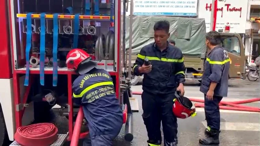 Cảnh sát PCCC nhanh chóng có mặt khống chế đám cháy. Ảnh: CA Cảnh sát PCCC nhanh chóng có mặt khống chế đám cháy. Ảnh: CA