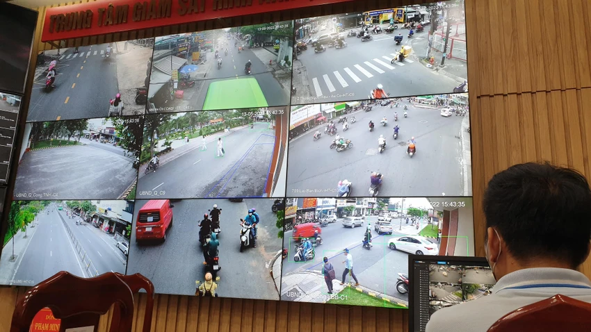 Hơn 1000 "mắt thần" camera an ninh khắp trên địa bàn quận Tân Phú thường xuyên được giám sát. Ảnh: NT Hơn 1000 "mắt thần" camera an ninh khắp trên địa bàn quận Tân Phú thường xuyên được giám sát. Ảnh: NT