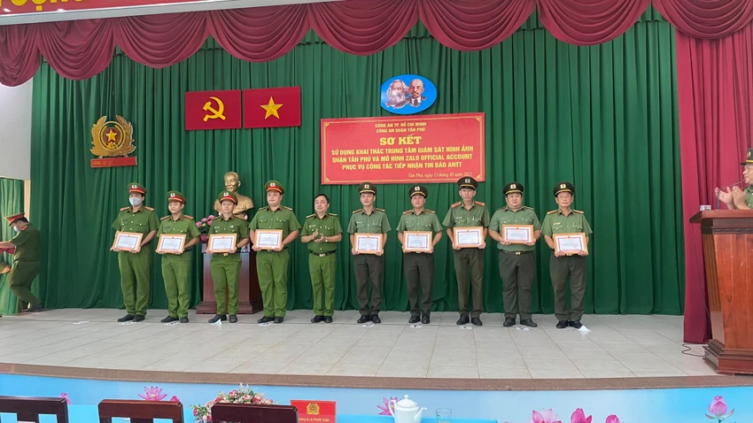 Công an quận Tân Phú khen, thưởng cho các cá nhân, đơn vị có thành tích xuất sắc trong công tác sử dụng, khai thác trung tâm giám sát hình ảnh quận Tân Phú và mô hình Zalo Offcial Account phục vụ công tác tiếp nhận tin báo ANTT. Ảnh: NT Công an quận Tân Phú khen, thưởng cho các cá nhân, đơn vị có thành tích xuất sắc trong công tác sử dụng, khai thác trung tâm giám sát hình ảnh quận Tân Phú và mô hình Zalo Offcial Account phục vụ công tác tiếp nhận tin báo ANTT. Ảnh: NT