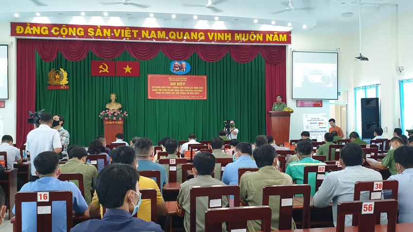 Công an quận Tân Phú đã tổ chức buổi sơ kết, sử dụng, khai thác trung tâm giám sát hình ảnh quận Tân Phú và mô hình Zalo Offcial Account phục vụ công tác tiếp nhận tin báo ANTT. Ảnh: NT Công an quận Tân Phú đã tổ chức buổi sơ kết, sử dụng, khai thác trung tâm giám sát hình ảnh quận Tân Phú và mô hình Zalo Offcial Account phục vụ công tác tiếp nhận tin báo ANTT. Ảnh: NT