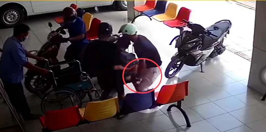 Người này sau đó theo nạn nhân vào phòng khám, vờ giúp đỡ. Ảnh chụp từ clip Người này sau đó theo nạn nhân vào phòng khám, vờ giúp đỡ. Ảnh chụp từ clip