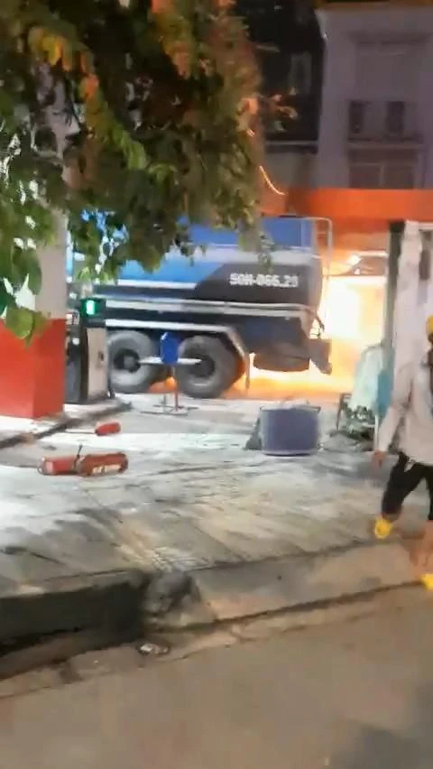 Đám cháy bùng lên từ khu vực cây xăng trong lúc xe bồn đang bơm nhiên liệu xuống bể chứa. Ảnh chụp từ clip Đám cháy bùng lên từ khu vực cây xăng trong lúc xe bồn đang bơm nhiên liệu xuống bể chứa. Ảnh chụp từ clip