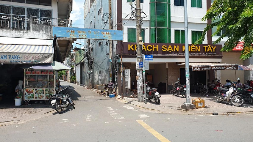 Khu vực nơi xảy ra vụ việc gần cổng Bến xe Miền Tây. Ảnh: NT Khu vực nơi xảy ra vụ việc gần cổng Bến xe Miền Tây. Ảnh: NT