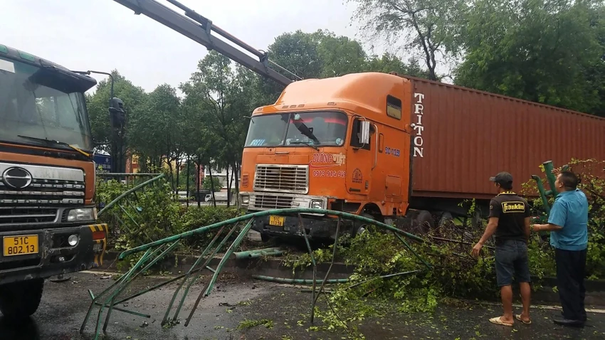 Xe container mất lái, tông văng dải phân cách giữa hai làn đường Quốc lộ 1. Ảnh: HT Xe container mất lái, tông văng dải phân cách giữa hai làn đường Quốc lộ 1. Ảnh: HT