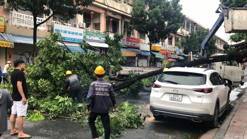 Lực lượng chức năng sau đó có mặt xử lý hiện trường. Ảnh: HT Lực lượng chức năng sau đó có mặt xử lý hiện trường. Ảnh: HT