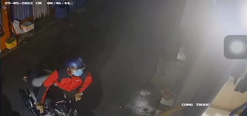 Sau khi đột nhập vào trong, nam thanh niên dắt xe của anh T rời đi. Ảnh chụp từ clip Sau khi đột nhập vào trong, nam thanh niên dắt xe của anh T rời đi. Ảnh chụp từ clip