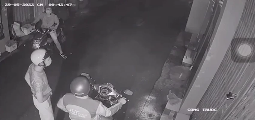 Nhóm trộm gồm ba thanh niên quan sát trước khi phá cửa. Ảnh chụp từ clip Nhóm trộm gồm ba thanh niên quan sát trước khi phá cửa. Ảnh chụp từ clip
