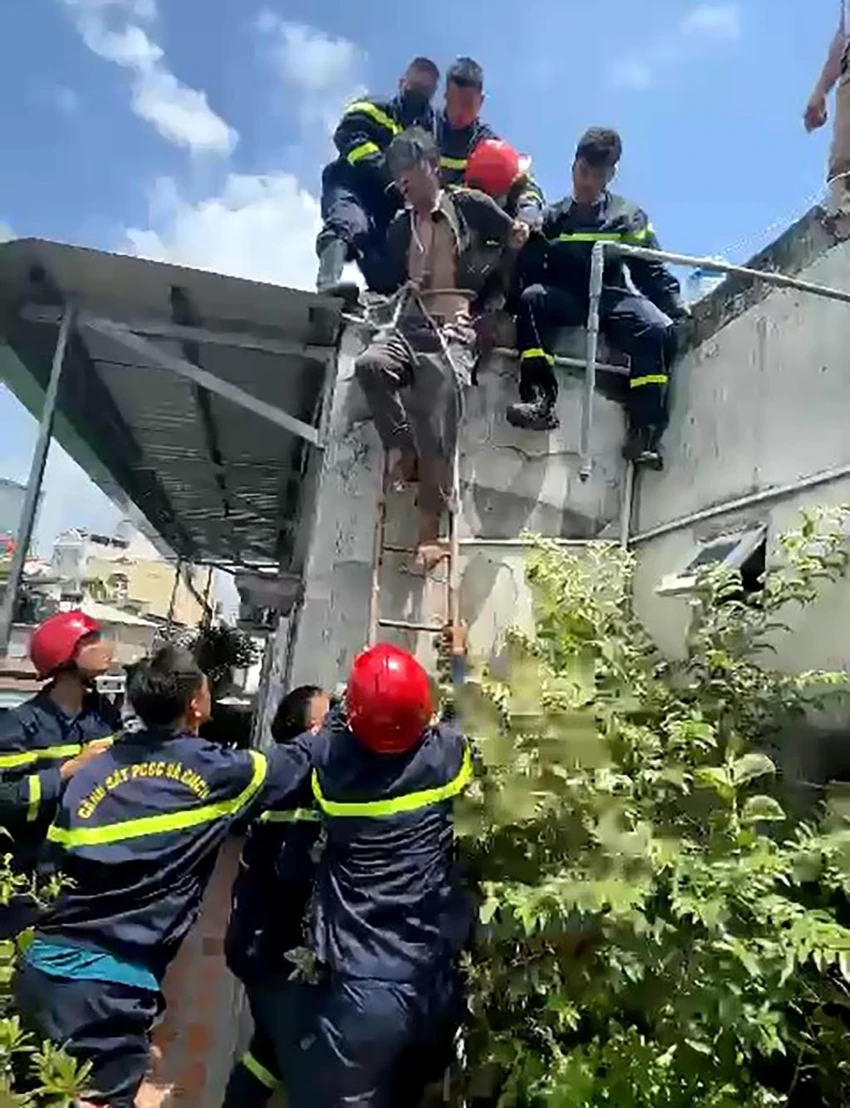 Người đàn ông sau đó được đưa xuống đất an toàn. Ảnh: CA Người đàn ông sau đó được đưa xuống đất an toàn. Ảnh: CA