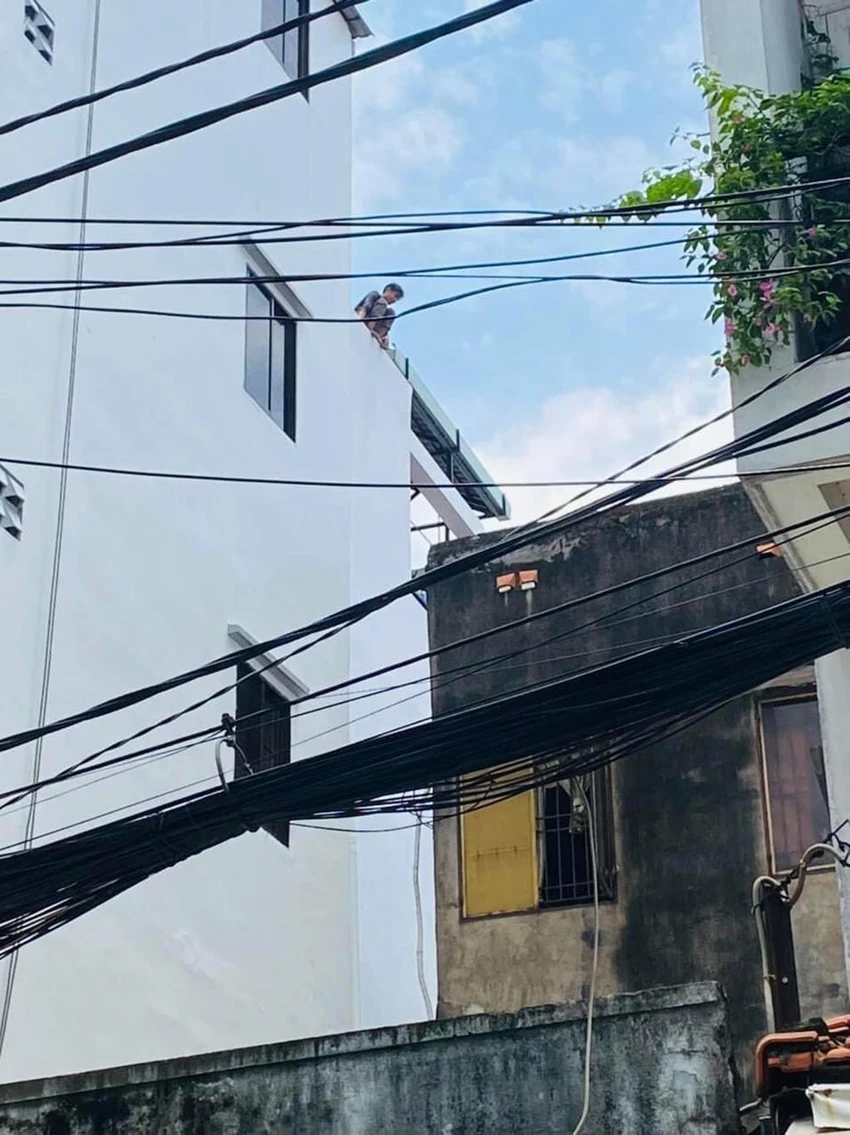 Người đàn ông cố thủ ở độ cao lớn khiến cảnh sát vất vả giải cứu. Ảnh: CA Người đàn ông cố thủ ở độ cao lớn khiến cảnh sát vất vả giải cứu. Ảnh: CA