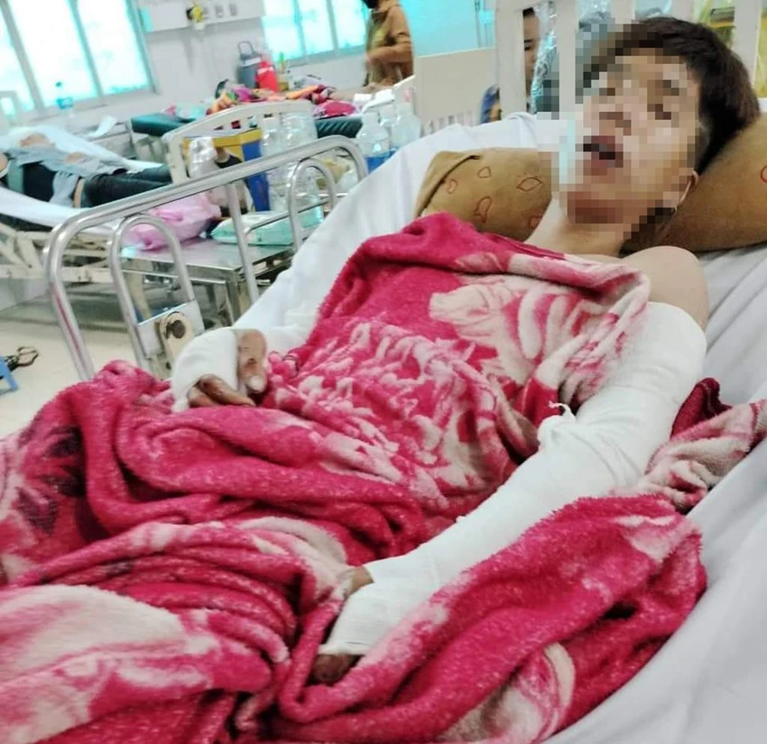 Sau vụ việc, anh H trọng thương, được đưa vào bệnh viện cấp cứu. Ảnh: GĐCC Sau vụ việc, anh H trọng thương, được đưa vào bệnh viện cấp cứu. Ảnh: GĐCC