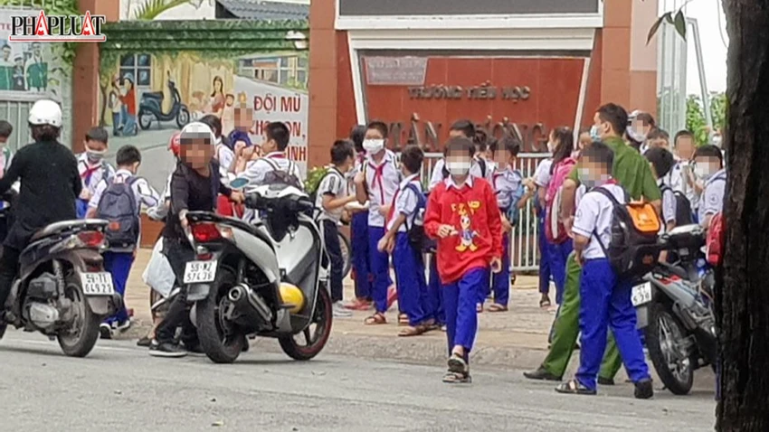 Công an phường, quận cũng có mặt tại trường để phối hợp xử lý và giữ an ninh trật tự. Ảnh: HT