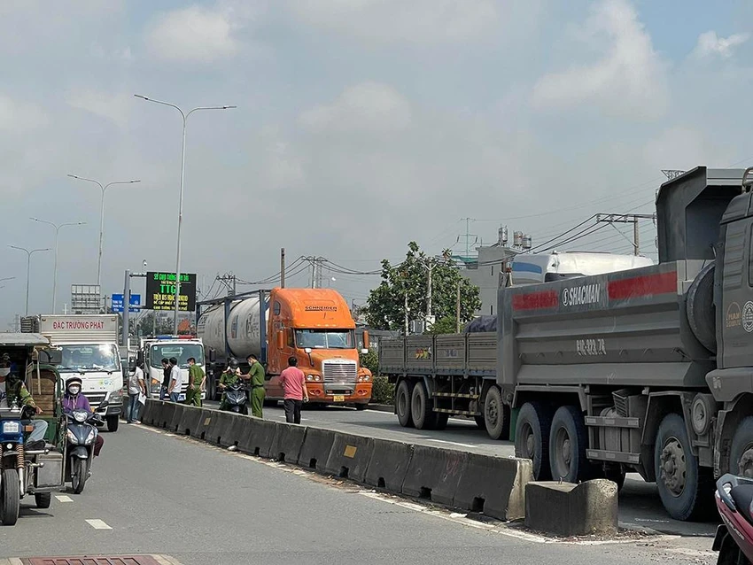 Công an quận 12 sau đó có mặt khám nghiệm hiện trường, xử lý vụ việc. Ảnh: HT Công an quận 12 sau đó có mặt khám nghiệm hiện trường, xử lý vụ việc. Ảnh: HT
