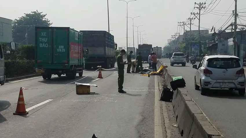 Hai người tử vong bên cạnh xe máy trong làn xe ô tô trên quốc lộ 1 sau va chạm xe tải. Ảnh: HT Hai người tử vong bên cạnh xe máy trong làn xe ô tô trên quốc lộ 1 sau va chạm xe tải. Ảnh: HT