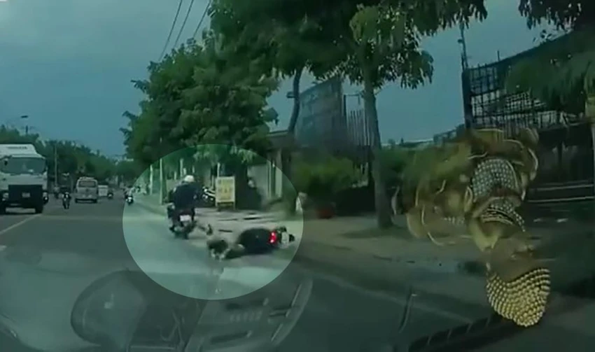 Vụ việc khiến cô gái ngã xuống đường. Ảnh chụp từ clip Vụ việc khiến cô gái ngã xuống đường. Ảnh chụp từ clip