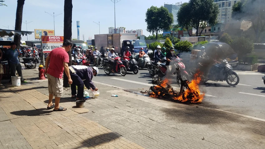 Người đàn ông chỉ kịp lấy giấy tờ ra khỏi chiếc xe. Ảnh: HT Người đàn ông chỉ kịp lấy giấy tờ ra khỏi chiếc xe. Ảnh: HT