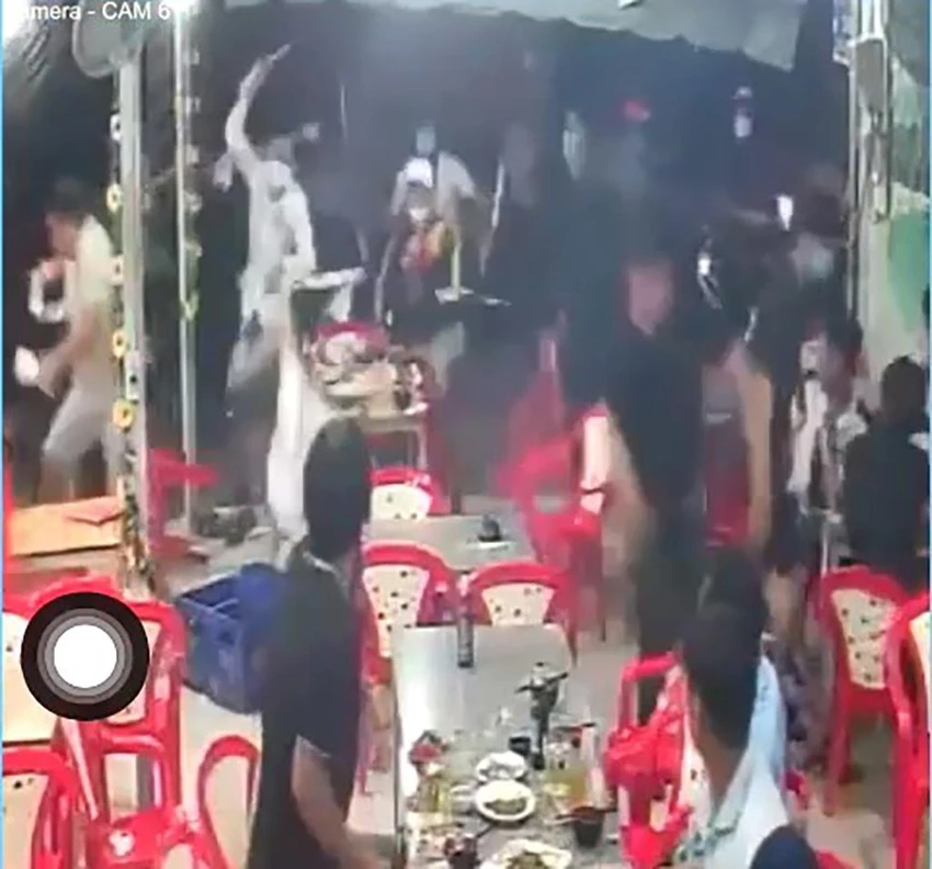 Nhóm thanh niên xông vào quán nhậu đâm chém khiến một nạn nhân trọng thương. Ảnh chụp từ clip Nhóm thanh niên xông vào quán nhậu đâm chém khiến một nạn nhân trọng thương. Ảnh chụp từ clip