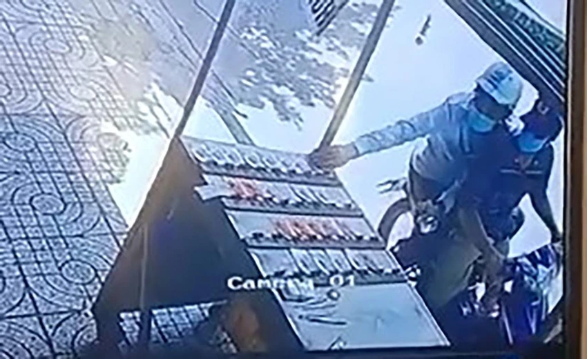 Hai nam thanh niên trộm vé số của ông H trên đường Nguyễn Thị Đặng, quận 12. Ảnh chụp từ clip Hai nam thanh niên trộm vé số của ông H trên đường Nguyễn Thị Đặng, quận 12. Ảnh chụp từ clip