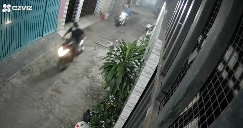 Sau khi đột nhập, kẻ trộm lấy xe của anh T phóng đi. Ảnh chụp từ clip Sau khi đột nhập, kẻ trộm lấy xe của anh T phóng đi. Ảnh chụp từ clip