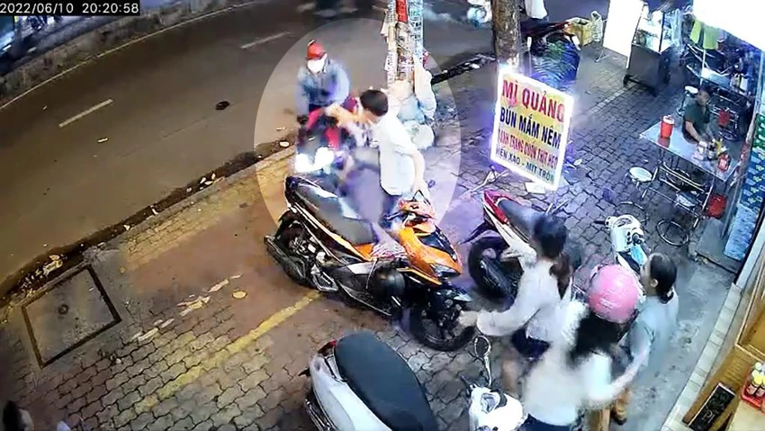 Một người đàn ông kịp phản ứng, đạp vào chiếc xe nhưng bất thành. Ảnh chụp từ clip Một người đàn ông kịp phản ứng, đạp vào chiếc xe nhưng bất thành. Ảnh chụp từ clip