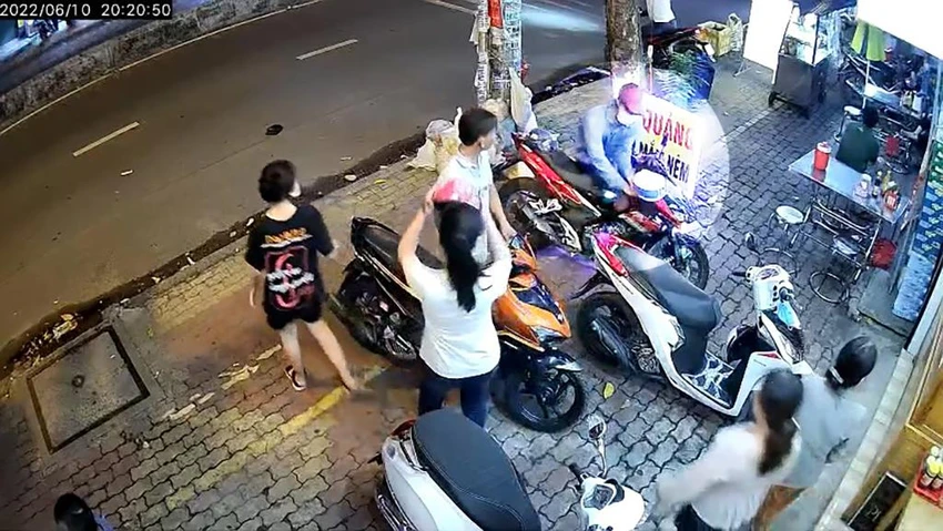 Kẻ trộm thản nhiên bẻ khóa trong lúc xung quanh có năm người đứng nhìn. Ảnh chụp từ clip Kẻ trộm thản nhiên bẻ khóa trong lúc xung quanh có năm người đứng nhìn. Ảnh chụp từ clip
