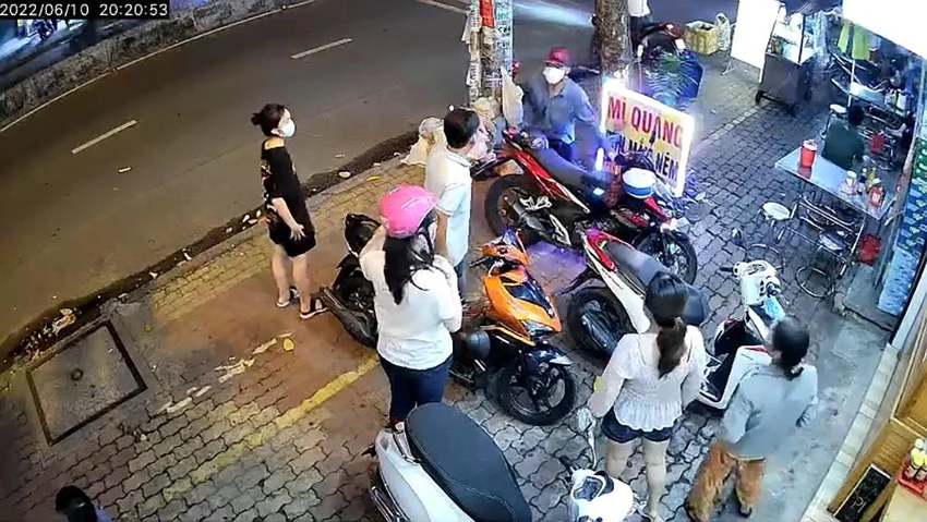 Mặc cho năm người đứng nhìn, kẻ trộm thản nhiên dắt xe đi. Ảnh chụp từ clip Mặc cho năm người đứng nhìn, kẻ trộm thản nhiên dắt xe đi. Ảnh chụp từ clip