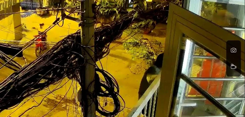 Trong khi đó, đồng bọn bên dưới mặc đồ xe ôm công nghệ, đánh lạc hướng người qua đường. Ảnh chụp từ clip Trong khi đó, đồng bọn bên dưới mặc đồ xe ôm công nghệ, đánh lạc hướng người qua đường. Ảnh chụp từ clip