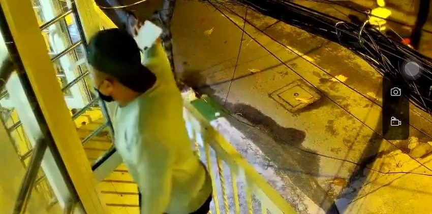 Trộm lấy điện thoại của nạn nhân ở trong nhà. Ảnh chụp từ clip Trộm lấy điện thoại của nạn nhân ở trong nhà. Ảnh chụp từ clip