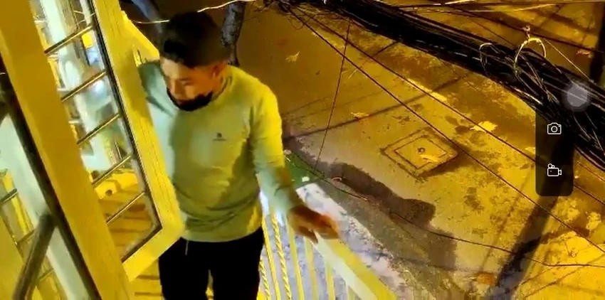 Trộm leo lên lầu 1 đột nhập vào căn nhà trộm tài sản. Ảnh chụp từ clip Trộm leo lên lầu 1 đột nhập vào căn nhà trộm tài sản. Ảnh chụp từ clip