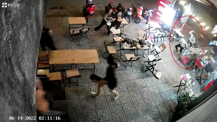 Nam thanh niên cầm hung khí truy đuổi, chém mặc dù anh D đã té ngã. Ảnh chụp từ clip Nam thanh niên cầm hung khí truy đuổi, chém mặc dù anh D đã té ngã. Ảnh chụp từ clip