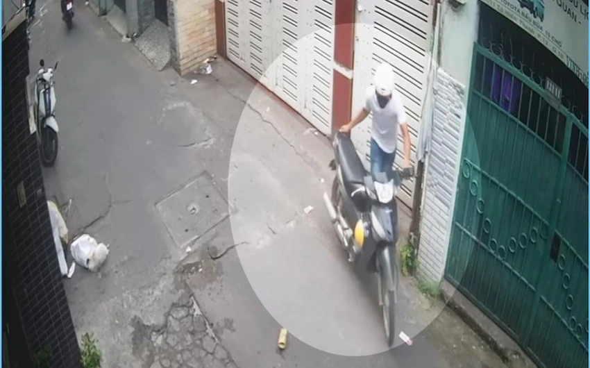 Nam thanh niên thản nhiên đẩy chiếc xe ra chỗ khuất rồi trộm. Ảnh chụp từ clip