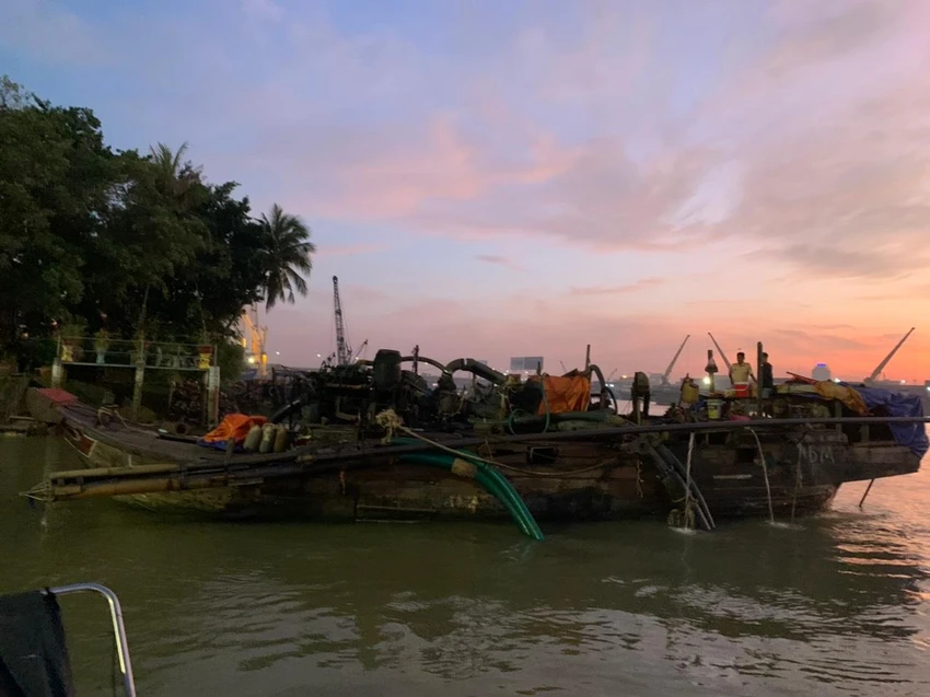 Cảnh sát phát hiện, bắt hai ghe cát lậu trên sông Đồng Nai. Ảnh: CA Cảnh sát phát hiện, bắt hai ghe cát lậu trên sông Đồng Nai. Ảnh: CA