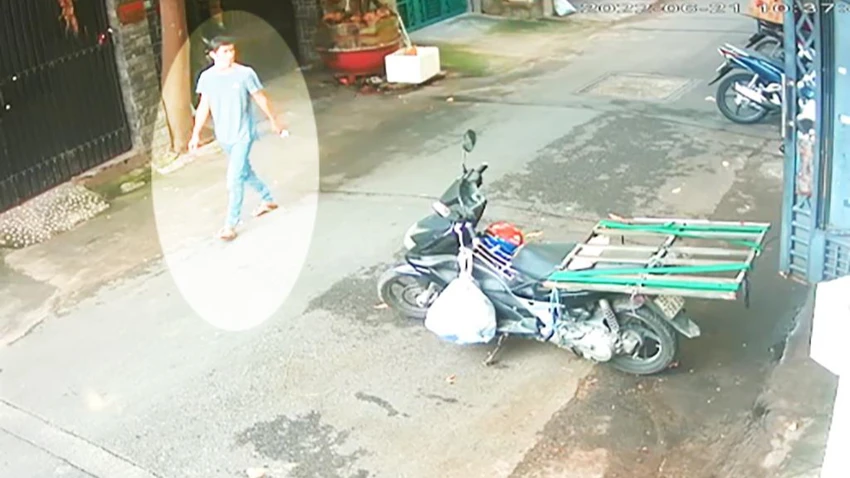 Người đàn ông đi lại quan sát nhiều lần trước khi trộm xe máy của anh H. Ảnh chụp từ clip