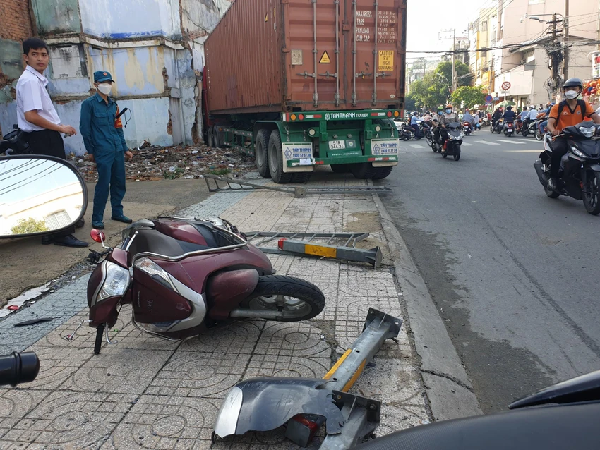 Trước đó, xe này đã lao vào xe máy có hai người ngồi trên nhưng may mắn không có thương vong. Ảnh: NT