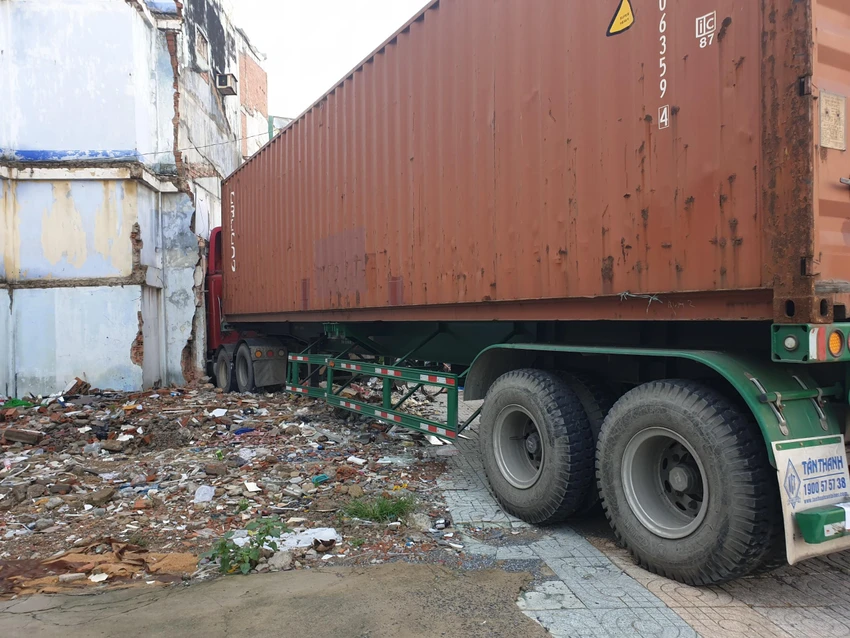 Chiếc xe container tông vào tiệm vàng bên đường. Ảnh: NT