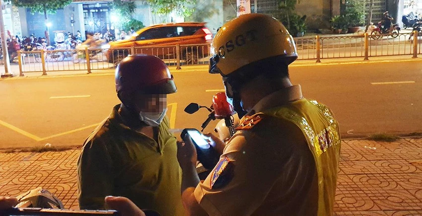 Nhiều trường hợp phát hiện vi phạm "kịch khung" về nồng độ cồn. Ảnh: NY Nhiều trường hợp phát hiện vi phạm "kịch khung" về nồng độ cồn. Ảnh: NY