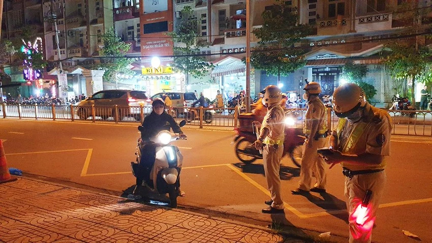 Công an quận 8 tổ chức năm chốt kiểm tra nồng độ cồn trên địa bàn quận. Ảnh: NT Công an quận 8 tổ chức năm chốt kiểm tra nồng độ cồn trên địa bàn quận. Ảnh: NT