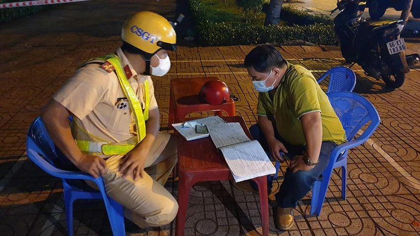 Anh TA cho biết mình vừa mới nhậu, đủ tỉnh táo để lái xe về nhà. Ảnh: NY Anh TA cho biết mình vừa mới nhậu, đủ tỉnh táo để lái xe về nhà. Ảnh: NY