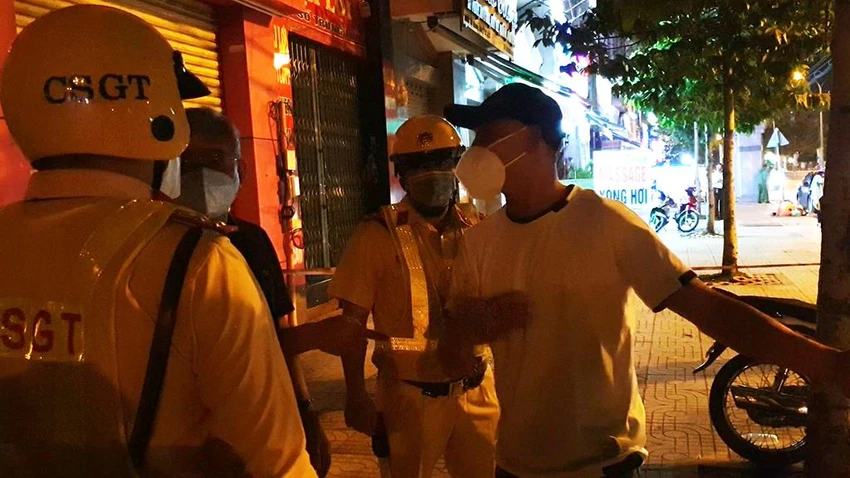 Trong lúc tổ công tác đang làm việc thì có nam thanh niên bất hợp tác. Người này sau đó được mời về trụ sở công an phường để kiểm tra. Ảnh: NT Trong lúc tổ công tác đang làm việc thì có nam thanh niên bất hợp tác. Người này sau đó được mời về trụ sở công an phường để kiểm tra. Ảnh: NT