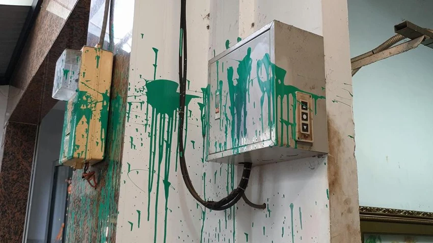 Sơn xanh loang lổ khắp nhà anh N. Ảnh: NT Sơn xanh loang lổ khắp nhà anh N. Ảnh: NT