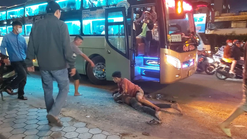 Người dân sau đó khống chế hai nam thanh niên và giao nộp cho công an. Ảnh: TRỌNG HÙNG Người dân sau đó khống chế hai nam thanh niên và giao nộp cho công an. Ảnh: TRỌNG HÙNG